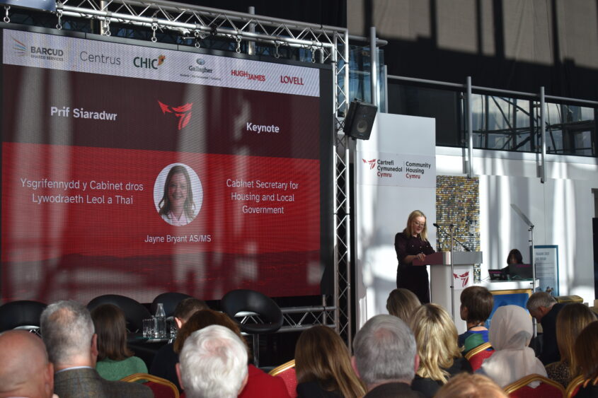 Cyrraedd y targed o 20,000 cartref erbyn diwedd 2026, meddai Ysgrifennydd y Cabinet