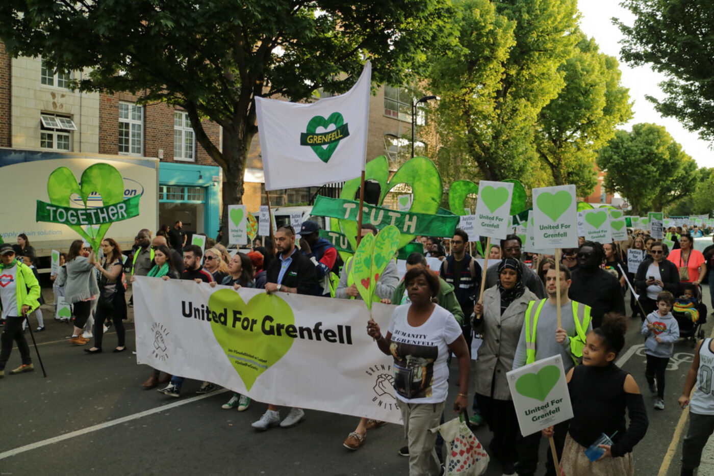 Will Atkinson o CHC yn bwrw golwg ar drychineb Tŵr Grenfell flwyddyn ar ôl y drychineb