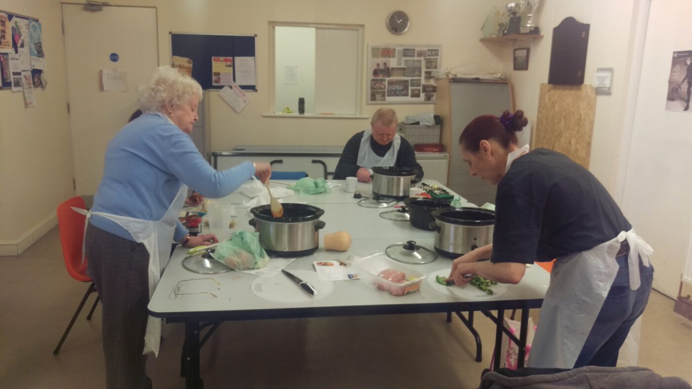 Tenant Cymdeithas Tai Merthyr yn cael cynhwysion bywyd iachach