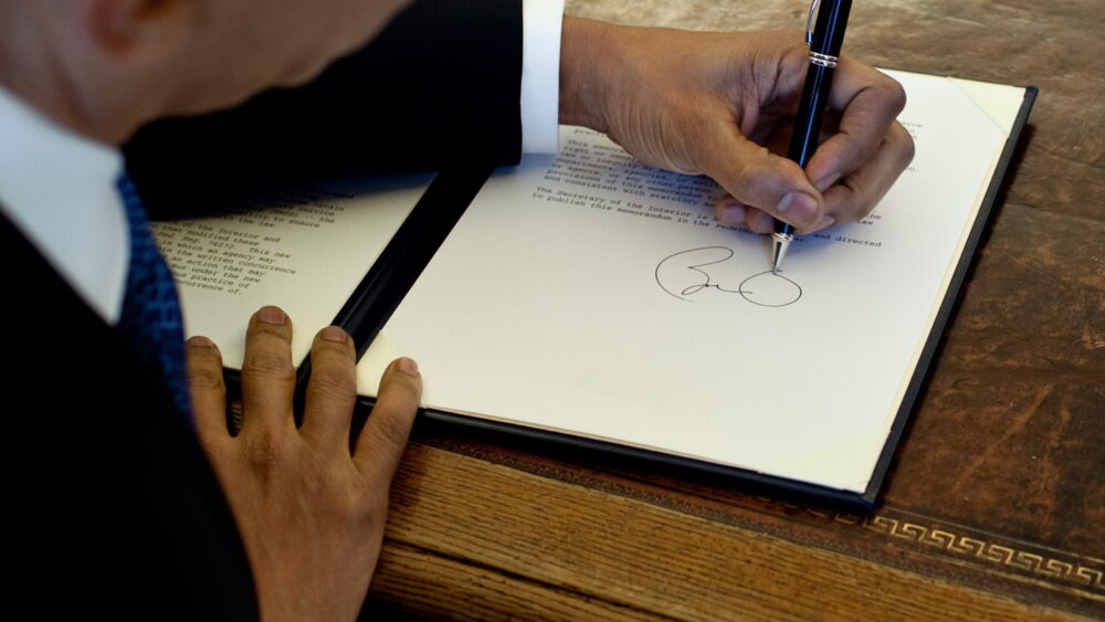 Ydych chi'n defnyddio llaw chwith? Dyma rhestr o bobl enwog sydd hefyd